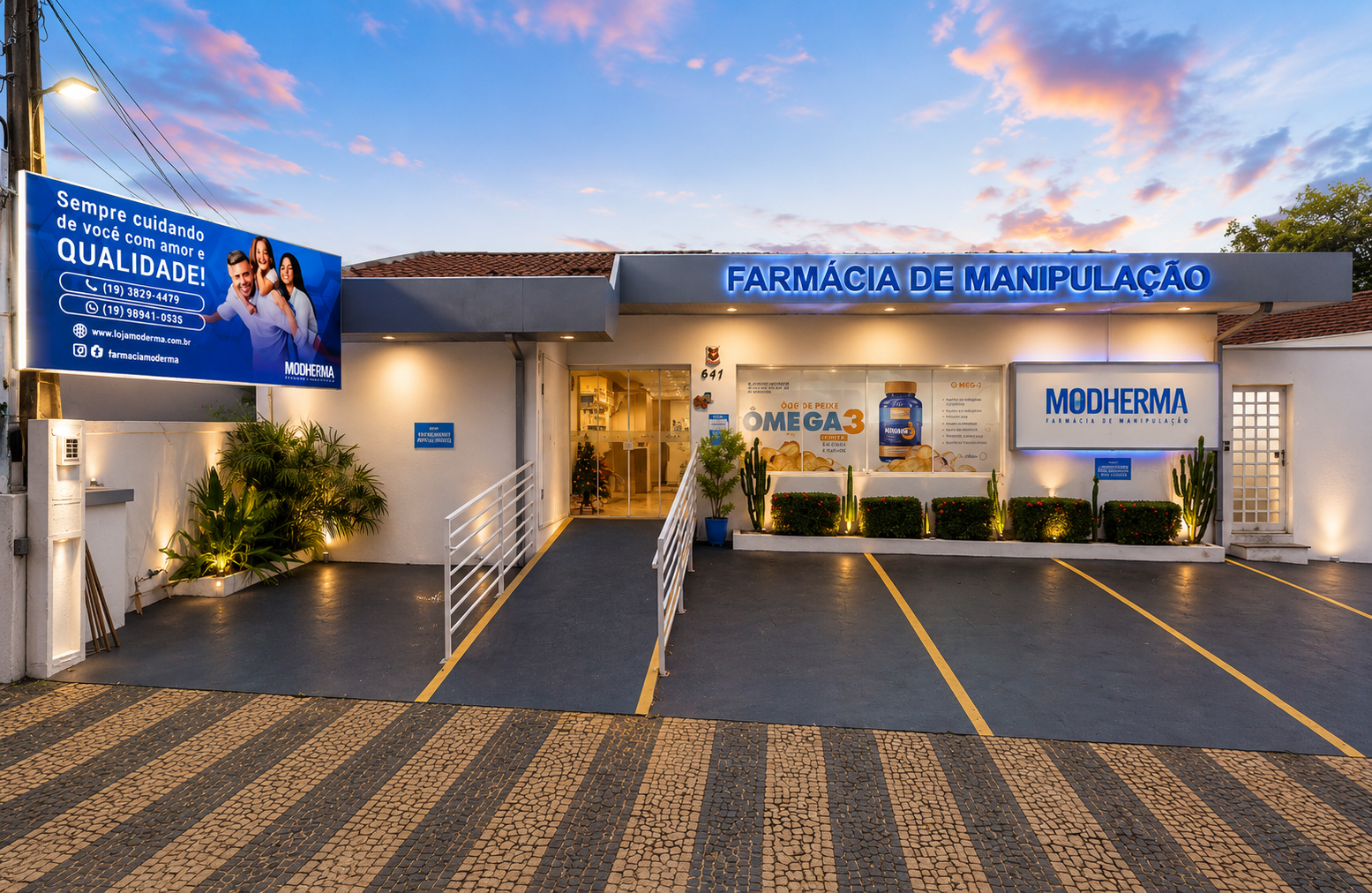 Fachada da Modherma Farmácia de Manipulação ao entardecer